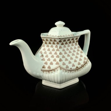 Elle boyanmış antika bir çaydanlık. Siyah izole arka planda çiçek desenli retro çay seti