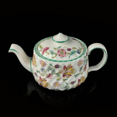 Elle boyanmış antika bir çaydanlık. Siyah izole arka planda çiçek desenli retro çay seti