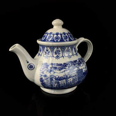 Elle boyanmış antika bir çaydanlık. Siyah izole arkaplanda çiçek desenli retro mavi çaydanlık