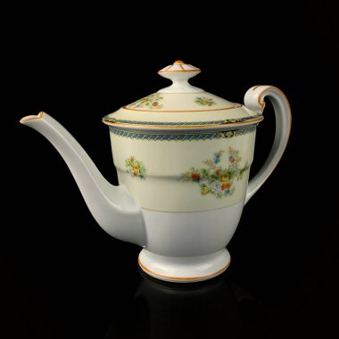 Elle boyanmış antika bir çaydanlık. Siyah izole arka planda çiçek desenli retro çay seti