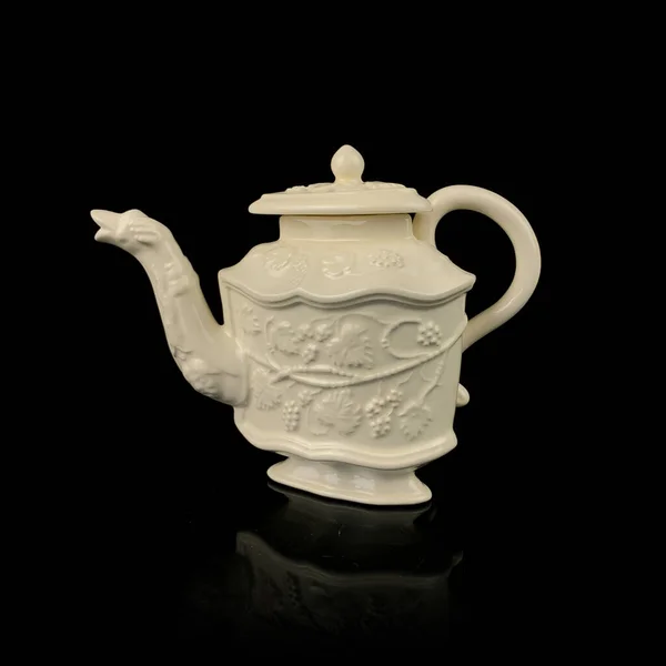 Antike Figürliche Teekanne Mit Handstuck Retro Weiße Teekanne Auf Schwarzem — Stockfoto