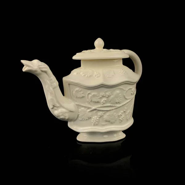 Antike Figürliche Teekanne Mit Handstuck Retro Weiße Teekanne Auf Schwarzem — Stockfoto