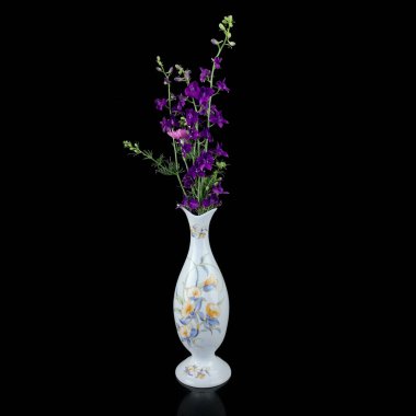 Siyah izole edilmiş arka planda bir demet çiçekli antika vazo. Çiçek desenli klasik vazo