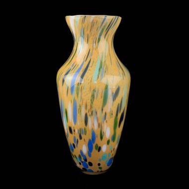 Siyah izole edilmiş arka planda antik kristal vazo. Soyut desenli klasik cam vazo. Cam sarı vazo.