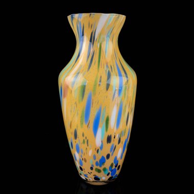 Siyah izole edilmiş arka planda antik kristal vazo. Soyut desenli klasik cam vazo. Cam sarı vazo.