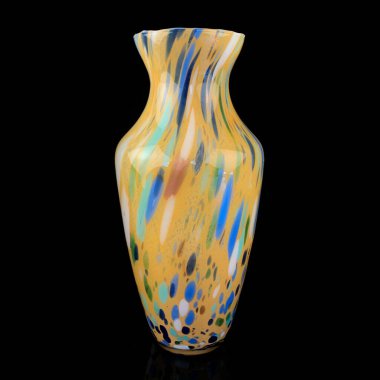 Siyah izole edilmiş arka planda antik kristal vazo. Soyut desenli klasik cam vazo. Cam sarı vazo.