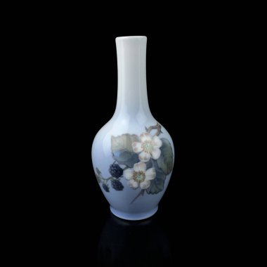 Siyah izole edilmiş arka planda antik porselen vazo. Mavi çiçek desenli klasik seramik vazo.