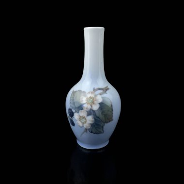 Siyah izole edilmiş arka planda antik porselen vazo. Mavi çiçek desenli klasik seramik vazo.