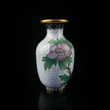 Siyah izole edilmiş arka planda doğu tarzında antik vazo. Çiçek desenli klasik vazo