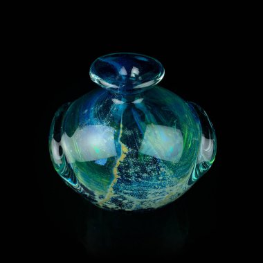 Siyah izole edilmiş arka planda antik kristal vazo. Soyut desenli klasik cam vazo. yeşil cam vazo