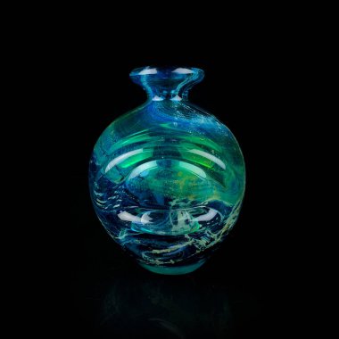 Siyah izole edilmiş arka planda antik kristal vazo. Soyut desenli klasik cam vazo. yeşil cam vazo