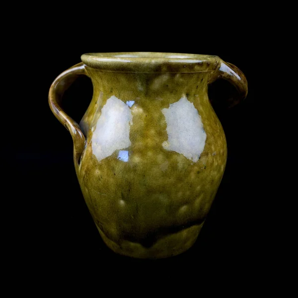 黒い隔離された背景にアンティークの陶器の花瓶 アンティークグリーンの花瓶 — ストック写真