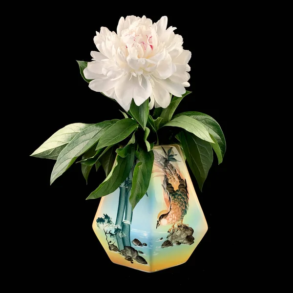 Vaso Antico Stile Orientale Con Bouquet Peonie Fondo Nero Isolato — Foto Stock