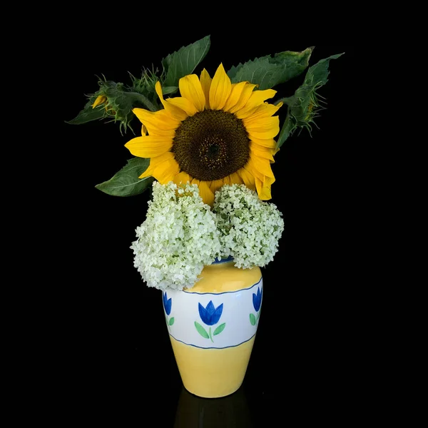 Antike Gelbe Porzellanvase Mit Einem Blumenstrauß Auf Schwarzem Isoliertem Hintergrund — Stockfoto