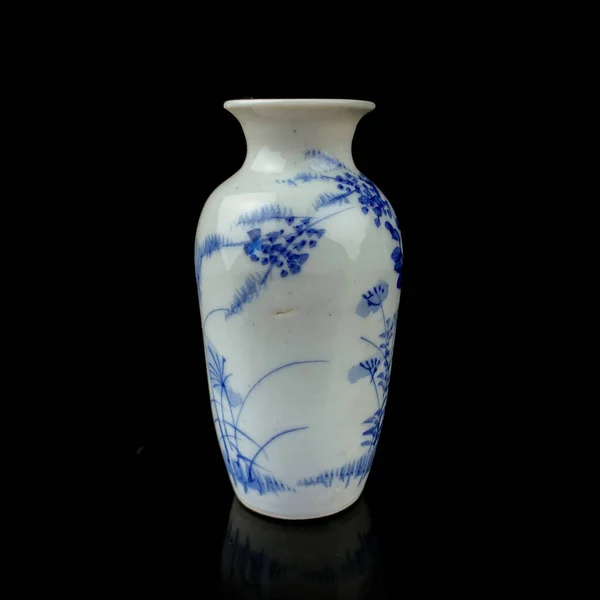Antike Porzellanvase Orientalischen Stil Auf Schwarzem Isoliertem Hintergrund Vintage Keramikvase — Stockfoto