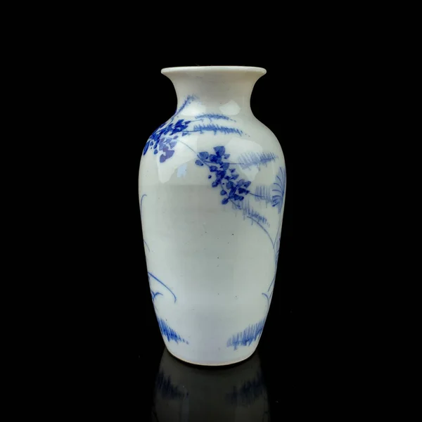 Starožitná Porcelánová Váza Orientálním Stylu Černém Izolovaném Pozadí Retro Keramická — Stock fotografie