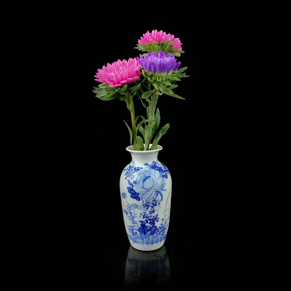 Vase Antique Avec Bouquet Fleurs Sur Fond Noir Isolé Vase — Photo