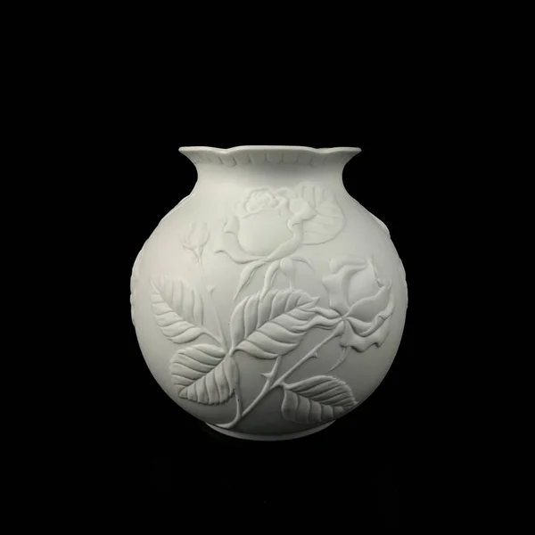 Antike Weiße Porzellanvase Auf Schwarzem Hintergrund Antike Keramikvase Mit Stuck — Stockfoto