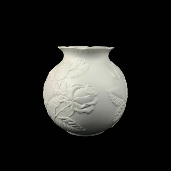 黒い隔離された背景にアンティークの白い磁器の花瓶 スタッコとアンティーク陶器の花瓶 — ストック写真