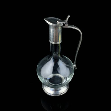 Metal bir boynu olan antika cam sürahi. Siyah izole edilmiş arka planda alkol için retro sürahi