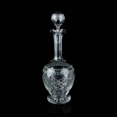 Geometrik desenli antika cam sürahi. Siyah izole edilmiş arka planda alkolün retro sürahisi. Oymalı vintage sürahi