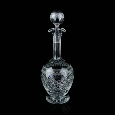 Geometrik desenli antika cam sürahi. Siyah izole edilmiş arka planda alkolün retro sürahisi. Oymalı vintage sürahi