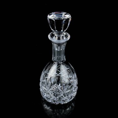 Geometrik desenli antika cam sürahi. Siyah izole edilmiş arka planda alkolün retro sürahisi. Oymalı vintage sürahi