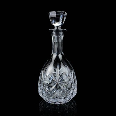 Geometrik desenli antika cam sürahi. Siyah izole edilmiş arka planda alkolün retro sürahisi. Oymalı vintage sürahi