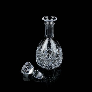 Geometrik desenli antika cam sürahi. Siyah izole edilmiş arka planda alkolün retro sürahisi. Oymalı vintage sürahi