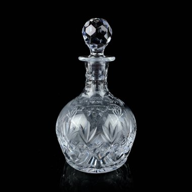 Geometrik desenli antika cam sürahi. Siyah izole edilmiş arka planda alkolün retro sürahisi. Oymalı vintage sürahi