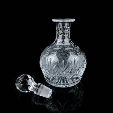 Geometrik desenli antika cam sürahi. Siyah izole edilmiş arka planda alkolün retro sürahisi. Oymalı vintage sürahi