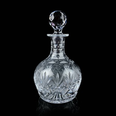 Geometrik desenli antika cam sürahi. Siyah izole edilmiş arka planda alkolün retro sürahisi. Oymalı vintage sürahi