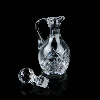 Geometrik desenli antika cam sürahi. Siyah izole edilmiş arka planda alkolün retro sürahisi. Oymalı vintage sürahi