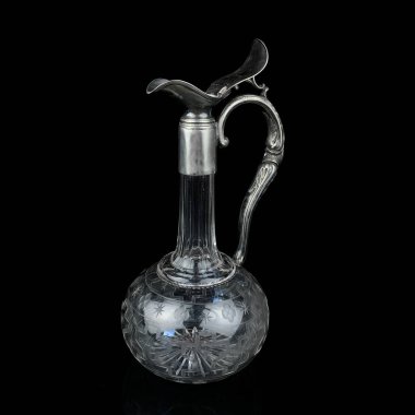 Metal bir boynu olan antika cam sürahi. Siyah izole edilmiş arka planda alkol için retro sürahi