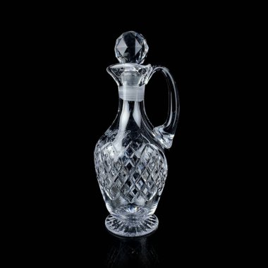 Geometrik desenli antika cam sürahi. Siyah izole edilmiş arka planda alkolün retro sürahisi. Oymalı vintage sürahi