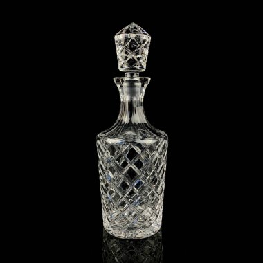 Geometrik desenli antika cam sürahi. Siyah izole edilmiş arka planda alkolün retro sürahisi. Oymalı vintage sürahi