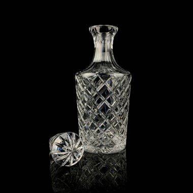 Geometrik desenli antika cam sürahi. Siyah izole edilmiş arka planda alkolün retro sürahisi. Oymalı vintage sürahi