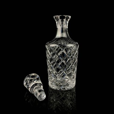 Geometrik desenli antika cam sürahi. Siyah izole edilmiş arka planda alkolün retro sürahisi. Oymalı vintage sürahi