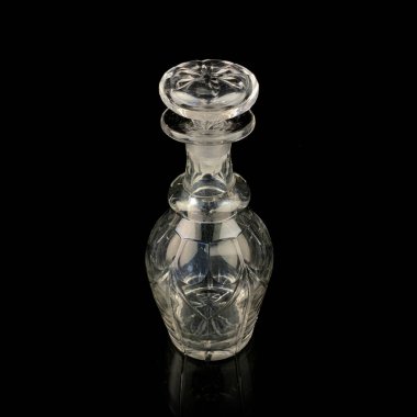 Geometrik desenli antika cam sürahi. Siyah izole edilmiş arka planda alkolün retro sürahisi. Oymalı vintage sürahi