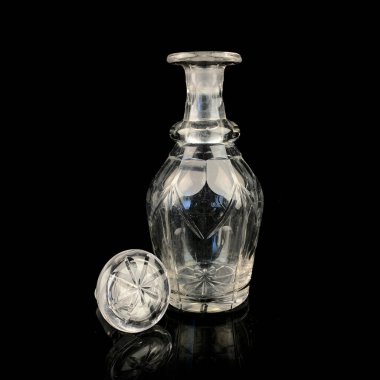 Geometrik desenli antika cam sürahi. Siyah izole edilmiş arka planda alkolün retro sürahisi. Oymalı vintage sürahi