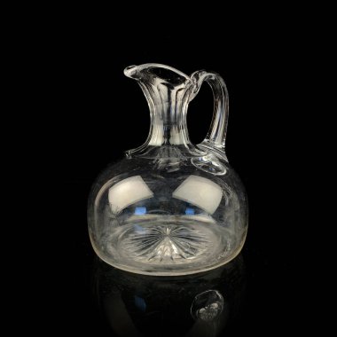 Geometrik desenli antika cam sürahi. Siyah izole edilmiş arka planda alkolün retro sürahisi. Oymalı vintage sürahi