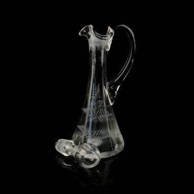 Geometrik desenli antika cam sürahi. Siyah izole edilmiş arka planda alkolün retro sürahisi. Oymalı vintage sürahi