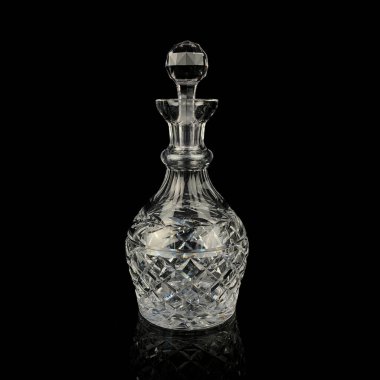 Geometrik desenli antika cam sürahi. Siyah izole edilmiş arka planda alkolün retro sürahisi. Oymalı vintage sürahi