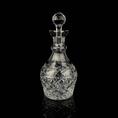 Geometrik desenli antika cam sürahi. Siyah izole edilmiş arka planda alkolün retro sürahisi. Oymalı vintage sürahi