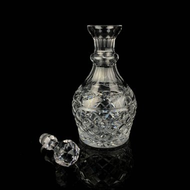 Geometrik desenli antika cam sürahi. Siyah izole edilmiş arka planda alkolün retro sürahisi. Oymalı vintage sürahi