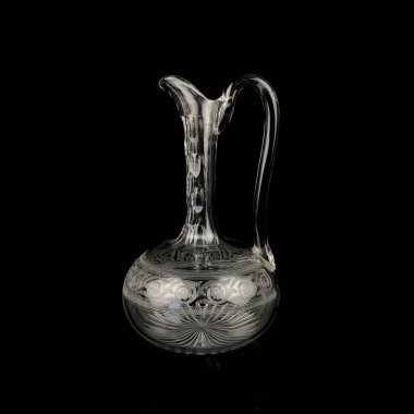 Geometrik desenli antika cam sürahi. Siyah izole edilmiş arka planda alkolün retro sürahisi. Oymalı vintage sürahi