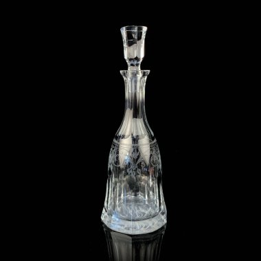 Geometrik desenli antika cam sürahi. Siyah izole edilmiş arka planda alkolün retro sürahisi. Oymalı vintage sürahi