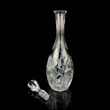 Geometrik desenli antika cam sürahi. Siyah izole edilmiş arka planda alkolün retro sürahisi. Oymalı vintage sürahi