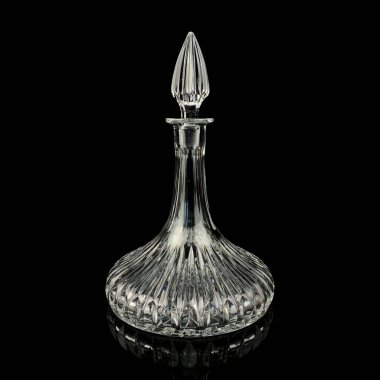 Geometrik desenli antika cam sürahi. Siyah izole edilmiş arka planda alkolün retro sürahisi. Oymalı vintage sürahi