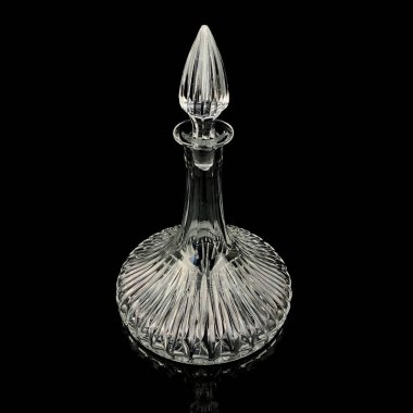 Geometrik desenli antika cam sürahi. Siyah izole edilmiş arka planda alkolün retro sürahisi. Oymalı vintage sürahi